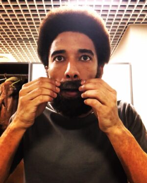 Alberto Boubakar Malanchino Instagram - Facce intelligenti/
Smorfie ineluttabili/

Pronti per la 3’… 💣

@teatrostabile_torino 

#riccardoiii #tyrrell