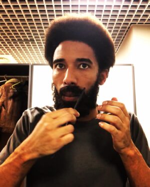 Alberto Boubakar Malanchino Instagram - Facce intelligenti/
Smorfie ineluttabili/

Pronti per la 3’… 💣

@teatrostabile_torino 

#riccardoiii #tyrrell
