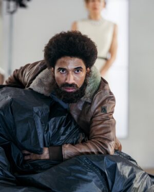Alberto Boubakar Malanchino Instagram - Facce intelligenti/
Smorfie ineluttabili/

Pronti per la 3’… 💣

@teatrostabile_torino 

#riccardoiii #tyrrell