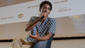 Alberto Boubakar Malanchino Instagram - Alice, 14 anni: 
Pensavo che tanto di quello che fa un attore non è visibile agli spettatori.
(...) tanto del mestiere dell'attore è invisibile. Non soltanto il set ma anche il percorso di studi, l'accademia, i provini(…)
Momenti di fama si alternano a momenti di invisibilità. Noi ti vediamo adesso nei tuoi momenti di fama ma sicuramente hai anche dei momenti di invisibilità ed è importante
che dei ragazzi che si avvicinano al mestiere dell'attore comprendano questo mestiere nella sua interezza, con i momenti di fama e di invisibilità. Ci racconti i momenti di invisibilità del tuo mestiere? Ti piacciono questi momenti?

Grazie Alice 🙏🏾con la tua domanda mi hai fatto capire quanto sia importante il @giffoni_experience e la mente meravigliosa che hanno le nuove generazioni. Ho cercato di risponderti nel migliore dei modi. Spero di non averti delusa ❤️

@tt_agencysrl @sarabattelli  @deliaterranov 

Special thx 
@sandroparis 
@annabollatipr