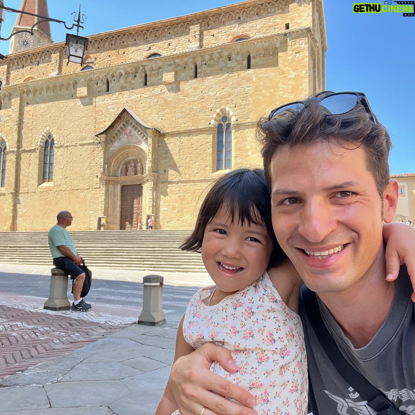 Alberto Mondi - 13.1K Likes - 오늘 광복절, 이탈리아에서도 성모 마리아의 승천을 기념하는 Ferragosto 페라고스토라는 명절이에요.
아이들과 이탈리아 소도시들을 구경하면서 독일 나치와 싸웠던 이탈리아 독립 운동가들의 이야기를 많이 접했는데 레오, 아라에게 설명하기 위해서 일제강점기, 한국 독립운동 이야기를 자주 했어요.
지금 우리 누릴 수 있는 자유, 즐거운 순간들 모두 그 분들의 희생 덕분이라는 것, 그래서 감사하는 마음으로 살아야 한다는 것을 아이들에게 말해 주면서 가슴 한쪽이 슬프기도 하고 뿌듯하기도 했어요.
모두 의미있는 광복절 보내세요! 🇰🇷