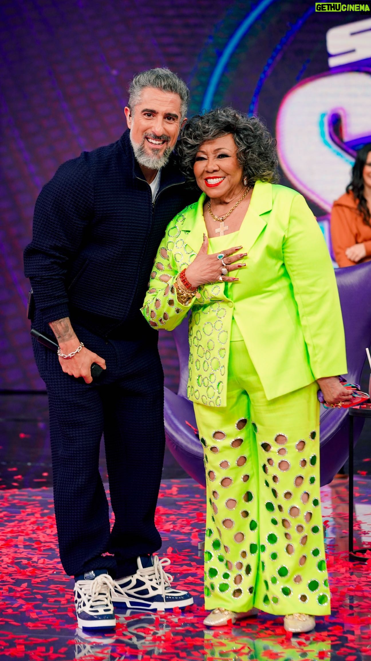 Alcione - 32.4K Likes - OLHA O QUE EU GANHEI ANTES DO PROGRAMA COMEÇAR! 😍
.
Hoje é dia de “#SobeOSom - Alcione” no #Caldeirão.
O quadro inteiro só com hits da Marrom. 🎶 Tá bom DEMAIS!
E antes de entrar no palco eu recebi esse carinho especial nos bastidores. 💕
.
Esperamos vocês às 14:00 na tela da @tvglobo! *Hoje mais cedo por conta dos jogos olímpicos. 💥🥇