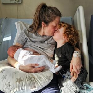 Aldo Kane Instagram - Wild few days getting back from Expedition and saying hello to the wee man! 👶 @annawmson and him both are doing super well! 

He was born into the world to @amy__macdonald Caledonia and the Corries, Will ye go Lassie go. Oh, and by a Scottish Surgeon called Lisa! 🤣 🏴󠁧󠁢󠁳󠁣󠁴󠁿

Massive thanks to the team at Southmead Hospital!
