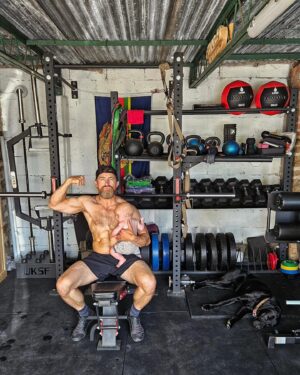 Aldo Kane Instagram - 6 weeks on Expedition with 7 days at home...... time to shift some tin again 🤮💪🏽

#Expeditionfit #homegym @uksupremefitness #newdad