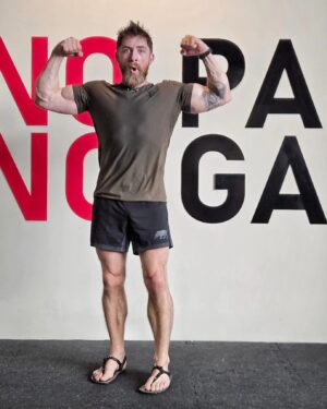 Aldo Kane Instagram - Jet-lag busting phys session! 🤣😅 Temperature here is mid 30's 🥵

Good to get moving again and head into the trees tomorrow. 🌳🌲🌴

Sandals all the way 😂🤢

#Expeditionfit #fitness #motivation