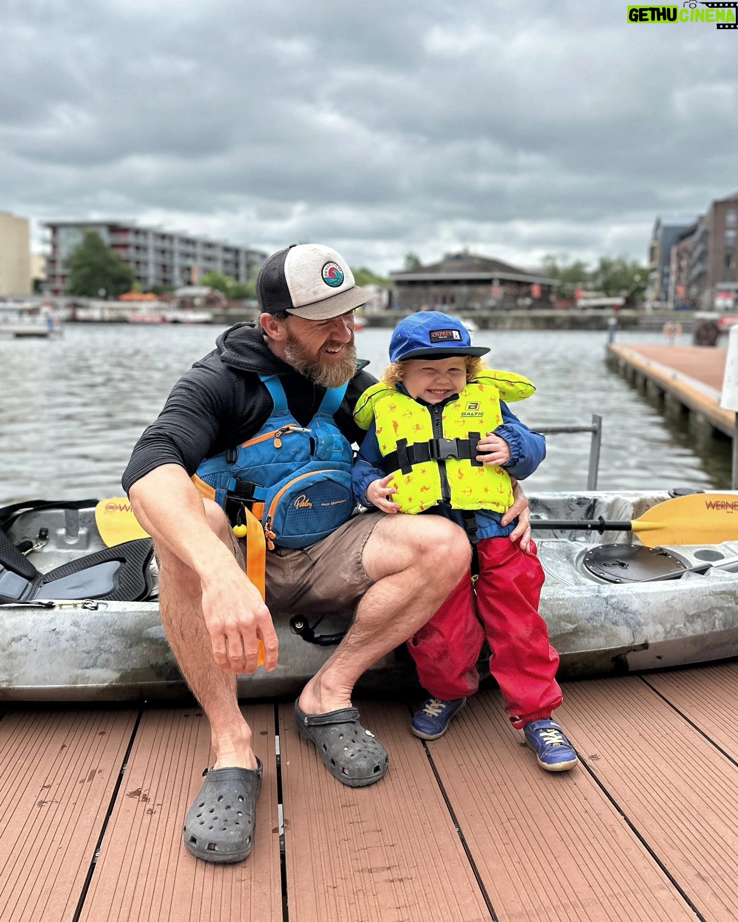 Aldo Kane - 2.5K Likes - Morning paddle around Bristol Harbour. The wee man's first Riverine Op 🥷 🛶 🤣
Met @annawmson and the other wee man for lunch then raced them back to the launch. 😍
#bristolharbour #kayaking #getoutside #expeditionmini