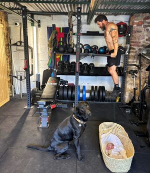 Aldo Kane Instagram - Had a couple of days off, now back at it with a new training partner 🤣💪🏽

#Expeditionfit #fitness #homegym