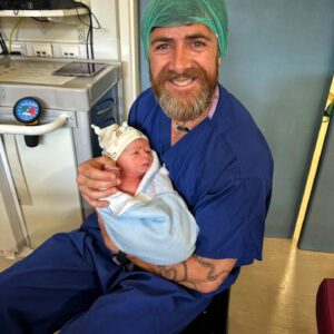 Aldo Kane Instagram - Wild few days getting back from Expedition and saying hello to the wee man! 👶 @annawmson and him both are doing super well! 

He was born into the world to @amy__macdonald Caledonia and the Corries, Will ye go Lassie go. Oh, and by a Scottish Surgeon called Lisa! 🤣 🏴󠁧󠁢󠁳󠁣󠁴󠁿

Massive thanks to the team at Southmead Hospital!