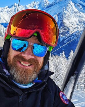 Aldo Kane Instagram - Wholesome day in the mountains! ⛷️ solid solo ski morning followed by getting the wee man on Skis for the first time! 😍🤩

Tomorrow, he gets a real instructor who can actually teach/ski 🤣.

#chamonix #shouldhavebeeninthejungle #skiing #mountains 
@annawmson