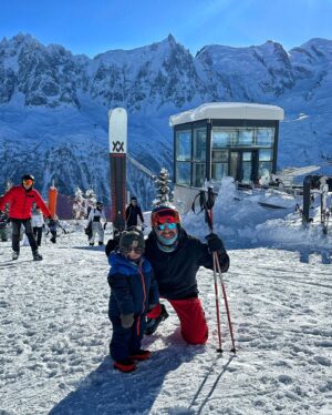 Aldo Kane Instagram - Wholesome day in the mountains! ⛷️ solid solo ski morning followed by getting the wee man on Skis for the first time! 😍🤩

Tomorrow, he gets a real instructor who can actually teach/ski 🤣.

#chamonix #shouldhavebeeninthejungle #skiing #mountains 
@annawmson