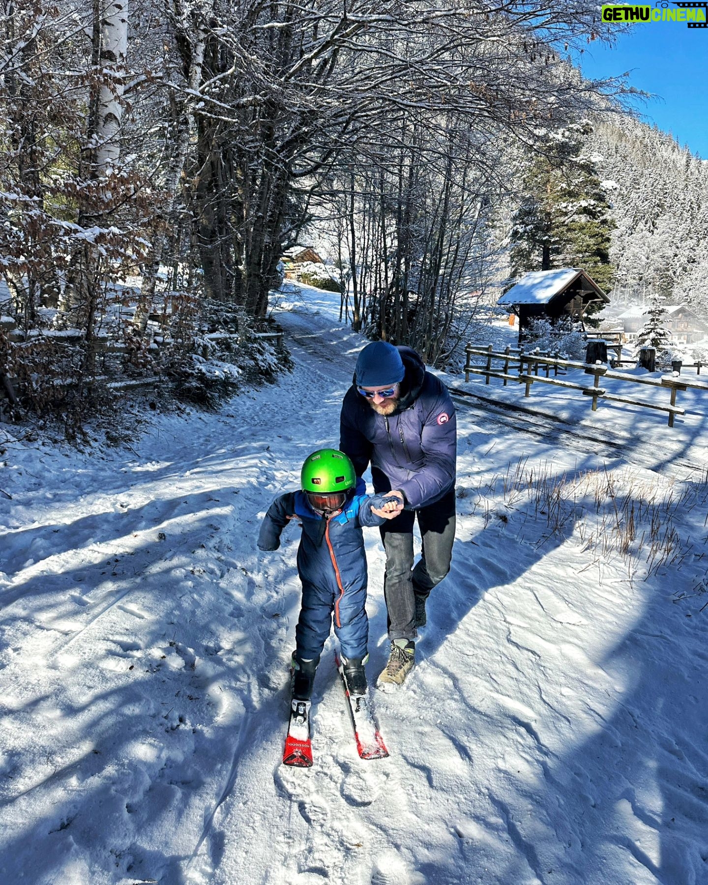 Aldo Kane - 3.6K Likes - Wholesome day in the mountains! ⛷️ solid solo ski morning followed by getting the wee man on Skis for the first time! 😍🤩
Tomorrow, he gets a real instructor who can actually teach/ski 🤣.
#chamonix #shouldhavebeeninthejungle #skiing #mountains
@annawmson