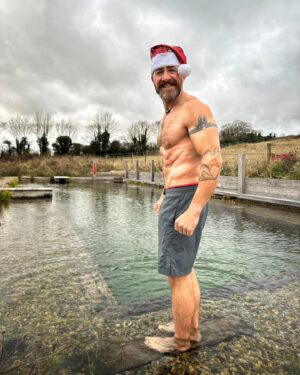 Aldo Kane Instagram - Merry Christmas everyone! Cold Water dunk and its blowing a hoolie. 🥶 

Thanks to @justpondering2022 for the use of the pond and bringing the pain! 

#coldwater #therapy @annawmson #Christmas23