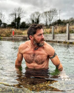 Aldo Kane Instagram - Merry Christmas everyone! Cold Water dunk and its blowing a hoolie. 🥶 

Thanks to @justpondering2022 for the use of the pond and bringing the pain! 

#coldwater #therapy @annawmson #Christmas23
