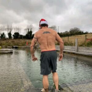 Aldo Kane Instagram - Merry Christmas everyone! Cold Water dunk and its blowing a hoolie. 🥶 

Thanks to @justpondering2022 for the use of the pond and bringing the pain! 

#coldwater #therapy @annawmson #Christmas23