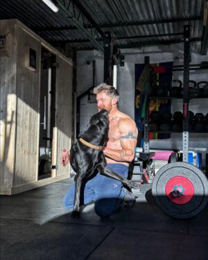 Aldo Kane Instagram - Monday morning session with the hound #Expeditionfit 💪🏽🐾

Good to have some winter sun pouring into the shed this morning 🧊 🥶 

#fitness #mondaysession #Hector