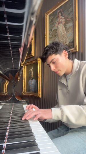 Alec Golinger Instagram - Fourth of July 🎵 🎹 
*
*
*
#music #cover #song #chill #relax #relaxing #escape #sadsongs #vibes #july #sufjanstevens #piano #sing #singing #tune