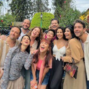 Alejandra Ambrosi Instagram - Emocionante #claquetazo oficial de #elpreciodeamarte 🙌💫 A disfrutar esta aventura junt@s que muy pronto podrán disfrutar por @canalestrellas 
 GRACIAS a TOD@S los involucrados!!! Con todooo!! 👊❤️
