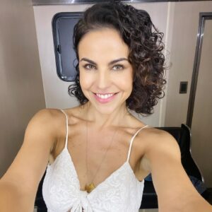 Alejandra Ambrosi Instagram - Emocionante #claquetazo oficial de #elpreciodeamarte 🙌💫 A disfrutar esta aventura junt@s que muy pronto podrán disfrutar por @canalestrellas 
 GRACIAS a TOD@S los involucrados!!! Con todooo!! 👊❤️