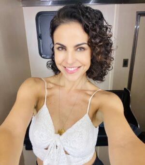 Alejandra Ambrosi Instagram - Julio que bonito la pasamos chingao! 💃🏻🙌 
1. Un clásico… la foto de camper que le llaman.. 🎬
2. El antes de irnos a celebrar nuestro inicio de grabaciones de #elpreciodeamarte 📹
3. El después… creen que la pasamos bien? 🤣
4. Con mi querido compañero de escena @alvarez_rebeil 
5. Claquetazo de #elpreciodeamarte con mi admirada @carmenarmendariz 
6. Ah pero que tal unos antojitos veracruzanos?! De camino Marce en Naolinco con @epyvelez y @antonaraiza 
7. A celebrar la vida en @cabaretmexico con my darling @zinat 
8. La expo de mi súper amiga @pilitas 
9. Ula my love 🐶❤️