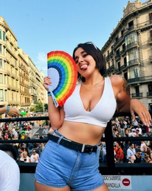Alejandra Castelló González Instagram - El amor no es un crimen 🏳️‍🌈
.
Gracias @flywithlevel por dejarme un año más vivir el orgullo de Barcelona de forma única.
.
#orgullo #orgullobarcelona #lgtbiq #homofobia #amor #loveislove #yosoloveoamor