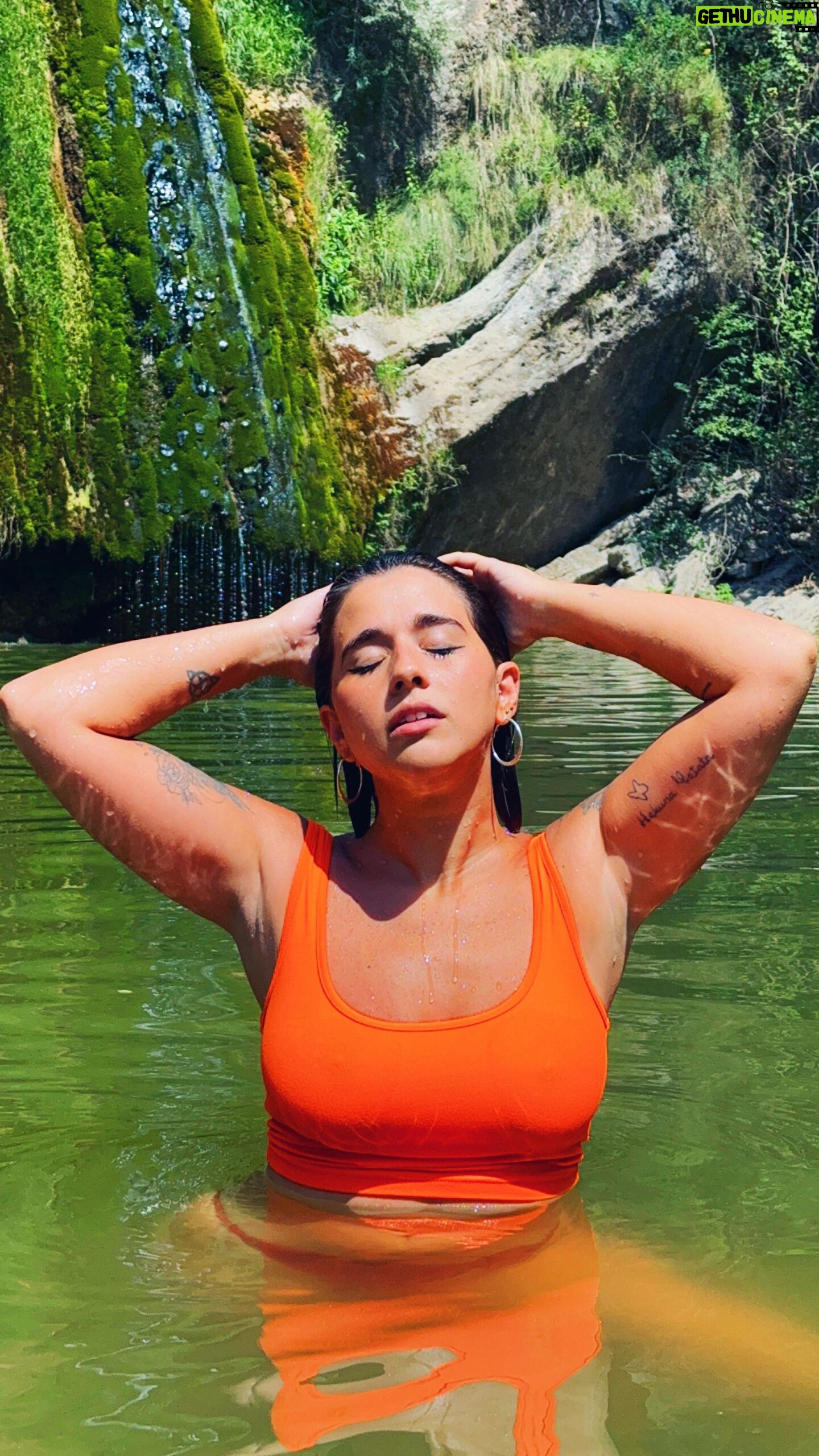Alejandra Castelló González - 684 Likes - Pequeños rincones mágicos que encuentras gracias a recomendaciones perfectas, paciencia y una compañera maravillosa que te sigue en todo.
.
Como compartir es de guapas:
.
📍Gorg de salt (hay que llegar caminando el último tramo pero ya veis que vale mucho la pena)
.
#rincones #rinconesmagicos #lugares #excursiones #gorgdesalt #viajes #cascada #lagos