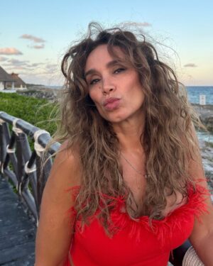 Alejandra Fosalba Instagram - Si alguien tiene dudas de que es el FRIZZ aquí un ejemplo 🤭🩷