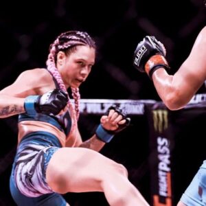 Alejandra Lara Instagram - Gracias a mi oponente @silvanalamalvada_ufc por esa increíble pelea que nos aventamos 🙌🏼✨ 5 rounds de dejarlo todo en la jaula 👊🏼🔥 Gracias @budosento por esta oportunidad y a todos los que han hecho parte de este proceso @cameronshayne @themelayneshayne  @hoodleermtz gracias por estar en mi esquina y sacar lo mejor de mí 🫡🫶🏼 A todos los que aportaron tanto en mi Camp @franciscograssolobo @lobogymma @delta.martialarts @samuraifc @budokonuniversity @atletixgdl 🙏🏼✨ A mis queridos amigos por su apoyo incondicional @indomitus_ftb @primitiva_bbb @garden.kuuts @medicobelico y a mi amor @firewwme 🩵 Esto es un nuevo comienzo, renaciendo de las cenizas para volar muy alto 🐦‍🔥 ¿Cual fue su foto favorita?
.
.
.
#ColombianFighter #DeMedellinparaelmundo #BlueFire #AzulMMA