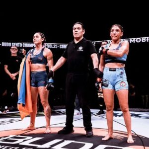 Alejandra Lara Instagram - Gracias a mi oponente @silvanalamalvada_ufc por esa increíble pelea que nos aventamos 🙌🏼✨ 5 rounds de dejarlo todo en la jaula 👊🏼🔥 Gracias @budosento por esta oportunidad y a todos los que han hecho parte de este proceso @cameronshayne @themelayneshayne  @hoodleermtz gracias por estar en mi esquina y sacar lo mejor de mí 🫡🫶🏼 A todos los que aportaron tanto en mi Camp @franciscograssolobo @lobogymma @delta.martialarts @samuraifc @budokonuniversity @atletixgdl 🙏🏼✨ A mis queridos amigos por su apoyo incondicional @indomitus_ftb @primitiva_bbb @garden.kuuts @medicobelico y a mi amor @firewwme 🩵 Esto es un nuevo comienzo, renaciendo de las cenizas para volar muy alto 🐦‍🔥 ¿Cual fue su foto favorita?
.
.
.
#ColombianFighter #DeMedellinparaelmundo #BlueFire #AzulMMA