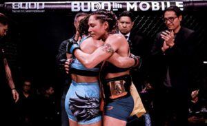 Alejandra Lara Instagram - Gracias a mi oponente @silvanalamalvada_ufc por esa increíble pelea que nos aventamos 🙌🏼✨ 5 rounds de dejarlo todo en la jaula 👊🏼🔥 Gracias @budosento por esta oportunidad y a todos los que han hecho parte de este proceso @cameronshayne @themelayneshayne  @hoodleermtz gracias por estar en mi esquina y sacar lo mejor de mí 🫡🫶🏼 A todos los que aportaron tanto en mi Camp @franciscograssolobo @lobogymma @delta.martialarts @samuraifc @budokonuniversity @atletixgdl 🙏🏼✨ A mis queridos amigos por su apoyo incondicional @indomitus_ftb @primitiva_bbb @garden.kuuts @medicobelico y a mi amor @firewwme 🩵 Esto es un nuevo comienzo, renaciendo de las cenizas para volar muy alto 🐦‍🔥 ¿Cual fue su foto favorita?
.
.
.
#ColombianFighter #DeMedellinparaelmundo #BlueFire #AzulMMA