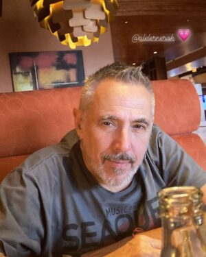 Alejandro Lerner Instagram - Feliz sábado para todooosss!!!
Hoy en Familiaaaaas!!!!
Besos y Abrazos!!!