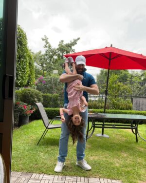 Alejandro Nones Instagram - El juego se trata de poner el timer de la cámara, salir corriendo y pierde el que sale en la foto 🤪☺️☺️. Las niñas felices no pararon de reír y de hacer trampa. La mejor foto es la última. La canción fue la que ellas escogieron