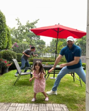Alejandro Nones Instagram - El juego se trata de poner el timer de la cámara, salir corriendo y pierde el que sale en la foto 🤪☺️☺️. Las niñas felices no pararon de reír y de hacer trampa. La mejor foto es la última. La canción fue la que ellas escogieron