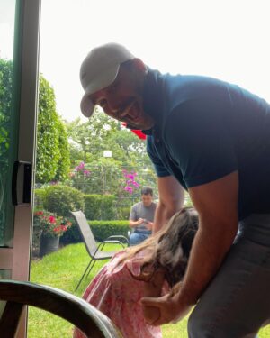 Alejandro Nones Instagram - El juego se trata de poner el timer de la cámara, salir corriendo y pierde el que sale en la foto 🤪☺️☺️. Las niñas felices no pararon de reír y de hacer trampa. La mejor foto es la última. La canción fue la que ellas escogieron