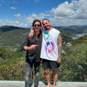 Alejandro Riaño Instagram - ¡Que noche la de anoche! Una entrevista que esperaba hace 7 años y ayer de manera mágica se dio. @jbalvin gracias por abrirnos las puertas de tu casa, de tu equipo, de tu familia, que man tan increíblemente humano en la vida. A mi equipo de @rianoproducciones_  si. Palabras como siempre, pero esta vez con mas ganas les digo GRACIAS sin equipo no brillamos en lo absoluto. Ayer nos trajimos tremendo montaje personalizado con talento rolo y paisa, eso se lo debemos a la crack de Camila @fulanamartinez y su equipo. A los asistentes al show no me queda más que agradecer por su energía, por recibirnos como siempre nos reciben, pero sobre todo por las palabras tan bonitas que me dijeron cada uno al final. MEDALLO… GRACIAS GRACIAS GRACIAS.
