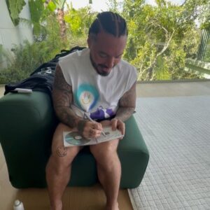Alejandro Riaño Instagram - ¡Que noche la de anoche! Una entrevista que esperaba hace 7 años y ayer de manera mágica se dio. @jbalvin gracias por abrirnos las puertas de tu casa, de tu equipo, de tu familia, que man tan increíblemente humano en la vida. A mi equipo de @rianoproducciones_  si. Palabras como siempre, pero esta vez con mas ganas les digo GRACIAS sin equipo no brillamos en lo absoluto. Ayer nos trajimos tremendo montaje personalizado con talento rolo y paisa, eso se lo debemos a la crack de Camila @fulanamartinez y su equipo. A los asistentes al show no me queda más que agradecer por su energía, por recibirnos como siempre nos reciben, pero sobre todo por las palabras tan bonitas que me dijeron cada uno al final. MEDALLO… GRACIAS GRACIAS GRACIAS.