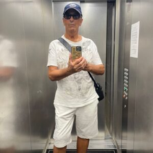 Aleksandr Buynov Instagram - Друзья, привет. Ну что, вот и закончился отдых в лучшем месте на планете – в любимом городе Сочи. Каждый раз убеждаюсь, что Сочи развивается не меньше нашей столицы. Перед вылетом посетил парк «Дендрарий». Здесь собраны деревья и кустарники, привезённые из разных уголков планеты, более 1800 видов и форм, огромное количество редких экзотов. Кстати, пальмы появились в Сочи благодаря основателю парка Сергею Николаевичу Худекову. Друзья, впереди бархатный сезон, всем советую в этот прекрасный период постараться посетить Сочи. Это город очень крутой, и для отдыха и для души! А я улетел домой… #буйнов #сочи #россия #порадомой #лето