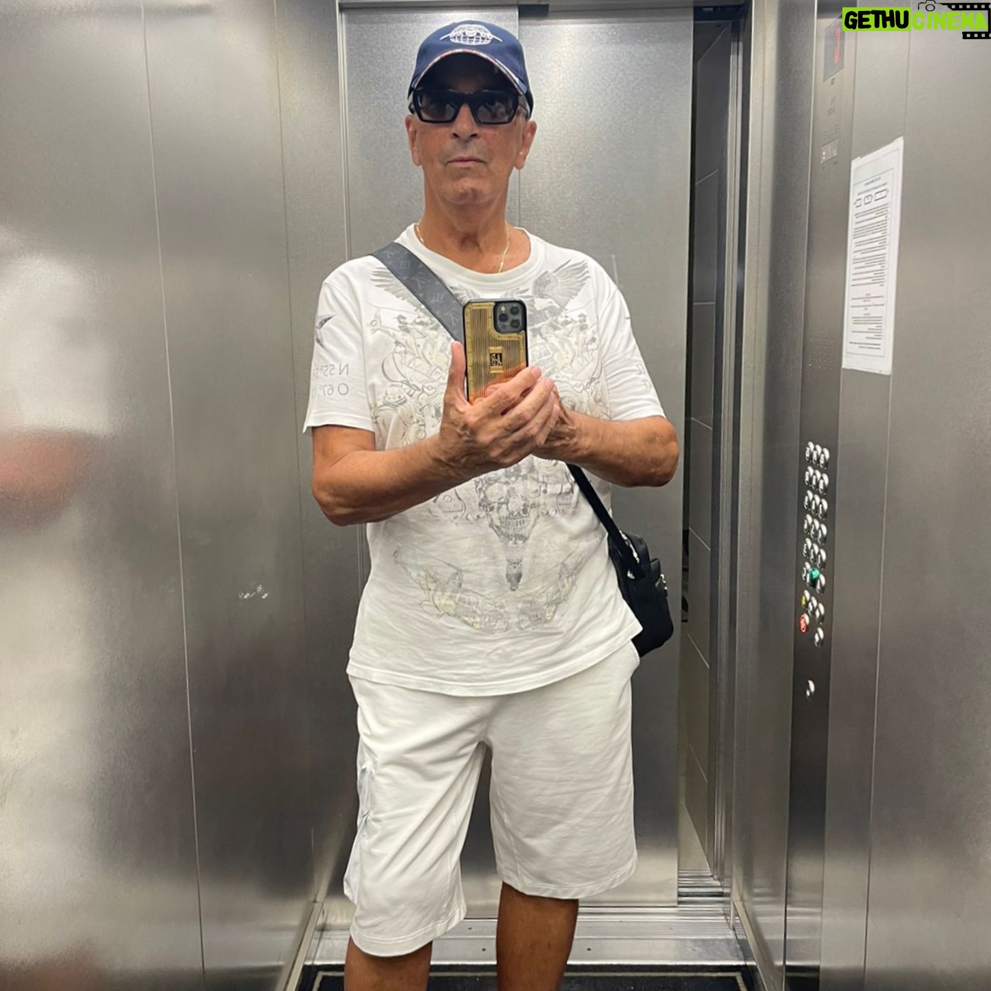 Aleksandr Buynov - 19.7K Likes - Друзья, привет. Ну что, вот и закончился отдых в лучшем месте на планете – в любимом городе Сочи. Каждый раз убеждаюсь, что Сочи развивается не меньше нашей столицы. Перед вылетом посетил парк «Дендрарий». Здесь собраны деревья и кустарники, привезённые из разных уголков планеты, более 1800 видов и форм, огромное количество редких экзотов. Кстати, пальмы появились в Сочи благодаря основателю парка Сергею Николаевичу Худекову. Друзья, впереди бархатный сезон, всем советую в этот прекрасный период постараться посетить Сочи. Это город очень крутой, и для отдыха и для души! А я улетел домой… #буйнов #сочи #россия #порадомой #лето