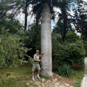 Aleksandr Buynov Instagram - Друзья, привет. Ну что, вот и закончился отдых в лучшем месте на планете – в любимом городе Сочи. Каждый раз убеждаюсь, что Сочи развивается не меньше нашей столицы. Перед вылетом посетил парк «Дендрарий». Здесь собраны деревья и кустарники, привезённые из разных уголков планеты, более 1800 видов и форм, огромное количество редких экзотов. Кстати, пальмы появились в Сочи благодаря основателю парка Сергею Николаевичу Худекову. Друзья, впереди бархатный сезон, всем советую в этот прекрасный период постараться посетить Сочи. Это город очень крутой, и для отдыха и для души! А я улетел домой… #буйнов #сочи #россия #порадомой #лето