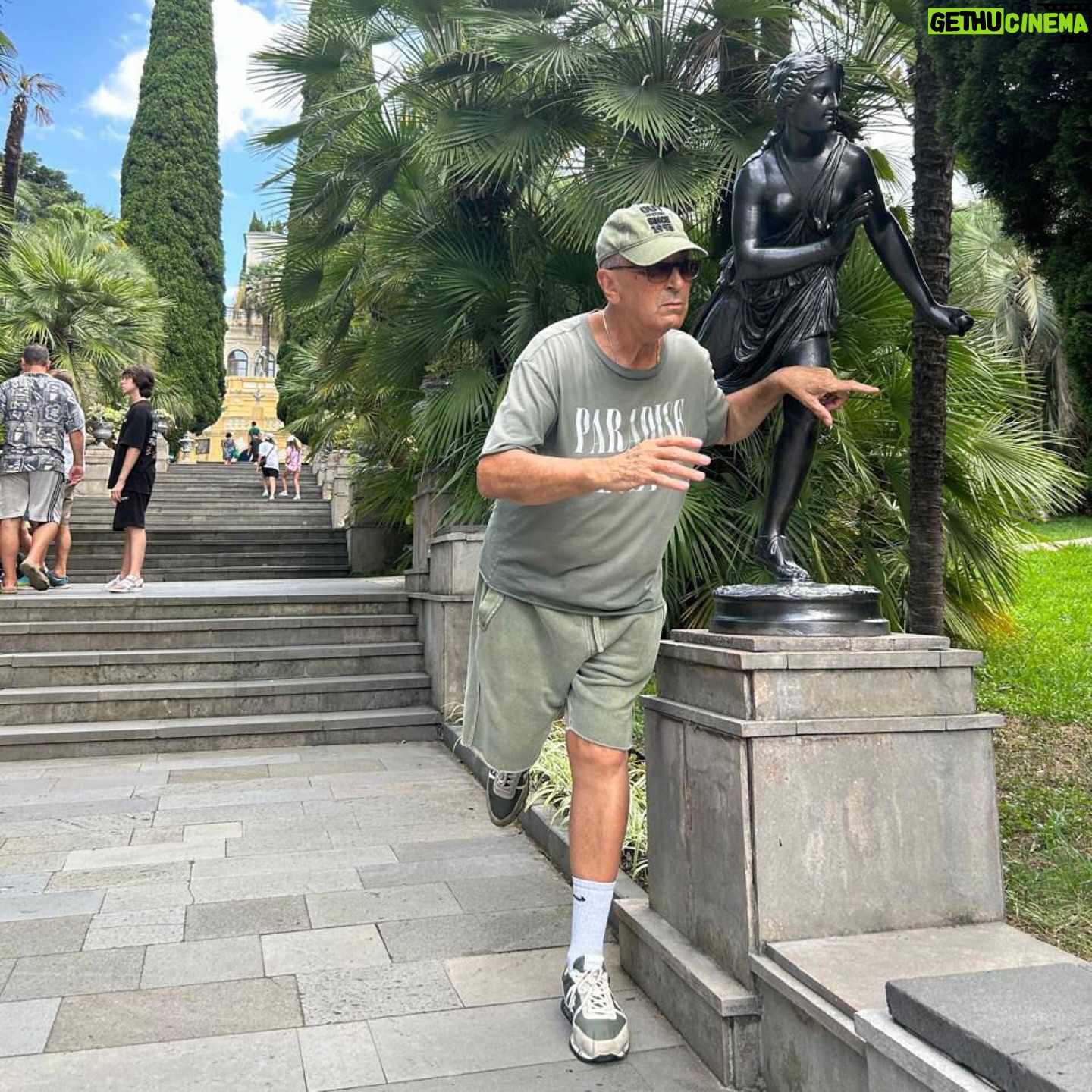 Aleksandr Buynov - 19.7K Likes - Друзья, привет. Ну что, вот и закончился отдых в лучшем месте на планете – в любимом городе Сочи. Каждый раз убеждаюсь, что Сочи развивается не меньше нашей столицы. Перед вылетом посетил парк «Дендрарий». Здесь собраны деревья и кустарники, привезённые из разных уголков планеты, более 1800 видов и форм, огромное количество редких экзотов. Кстати, пальмы появились в Сочи благодаря основателю парка Сергею Николаевичу Худекову. Друзья, впереди бархатный сезон, всем советую в этот прекрасный период постараться посетить Сочи. Это город очень крутой, и для отдыха и для души! А я улетел домой… #буйнов #сочи #россия #порадомой #лето