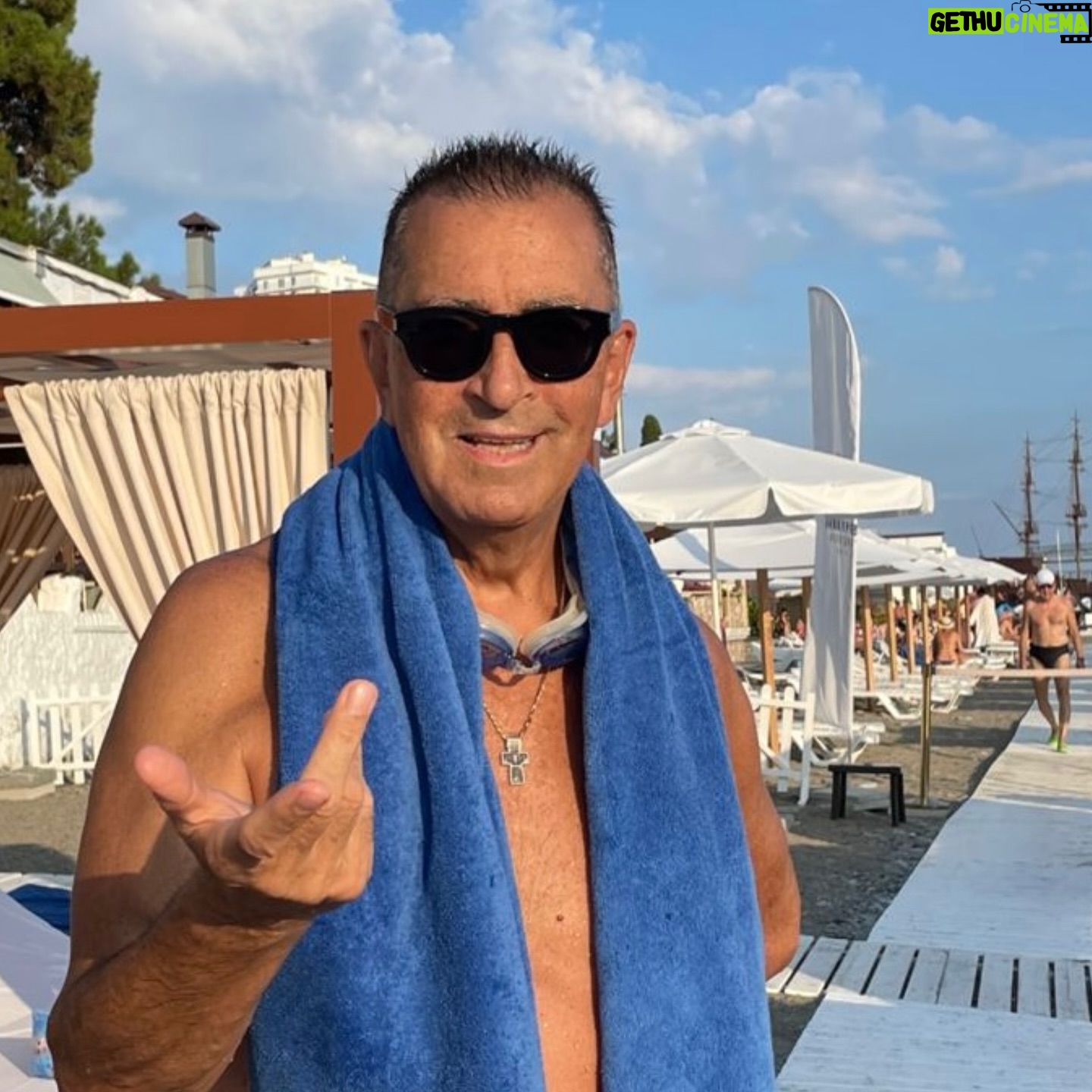 Aleksandr Buynov - 19.7K Likes - Друзья, привет. Ну что, вот и закончился отдых в лучшем месте на планете – в любимом городе Сочи. Каждый раз убеждаюсь, что Сочи развивается не меньше нашей столицы. Перед вылетом посетил парк «Дендрарий». Здесь собраны деревья и кустарники, привезённые из разных уголков планеты, более 1800 видов и форм, огромное количество редких экзотов. Кстати, пальмы появились в Сочи благодаря основателю парка Сергею Николаевичу Худекову. Друзья, впереди бархатный сезон, всем советую в этот прекрасный период постараться посетить Сочи. Это город очень крутой, и для отдыха и для души! А я улетел домой… #буйнов #сочи #россия #порадомой #лето