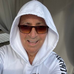 Aleksandr Buynov Instagram - …Моей души предел желанный!
Как часто по брегам твоим
Бродил я тихий и туманный,
Заветным умыслом томим!...

Привет всем. Вот такие строки нашего любимого классика я вспомнил, встретив знакомый силуэт в Сочи. Каждый раз приезжая в этот город – узнаю и вижу что-то новое. Полный релакс, умиротворение и активная культурная жизнь в этом городе на 10 из 10 баллов. Доволен как ребенок. До связи, товарищи, меня ждет море) #буйнов #отдыхает #сочи #россия #краснодарскийкрай #лето #кайф