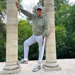 Aleksandr Buynov Instagram - …Моей души предел желанный!
Как часто по брегам твоим
Бродил я тихий и туманный,
Заветным умыслом томим!...

Привет всем. Вот такие строки нашего любимого классика я вспомнил, встретив знакомый силуэт в Сочи. Каждый раз приезжая в этот город – узнаю и вижу что-то новое. Полный релакс, умиротворение и активная культурная жизнь в этом городе на 10 из 10 баллов. Доволен как ребенок. До связи, товарищи, меня ждет море) #буйнов #отдыхает #сочи #россия #краснодарскийкрай #лето #кайф
