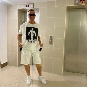 Aleksandr Buynov Instagram - Привет, друзья! Кто-то на днях в комментариях написал, что я улетел на Мальдивы. Рассмешили. Я в родном и любимом Сочи. Лучше места и быть не может. Каждый год я приезжаю сюда и испытываю невероятный кайф: море, воздух, уличные музыканты, да и сама атмосфера непередаваема. Посетил концерт российского комика и юмориста, резидента Stand Up шоу – Ивана Абрамова. Ваня один из моих любимых артистов Comedy. И , конечно , вечерний Сочи шикарен. Всем советую, приезжайте, впереди бархатный сезон, а эта особая атмосфера отдыха. До встречи! #буйнов #отдых #сочи #лето #александрбуйнов #немальдивы #россия