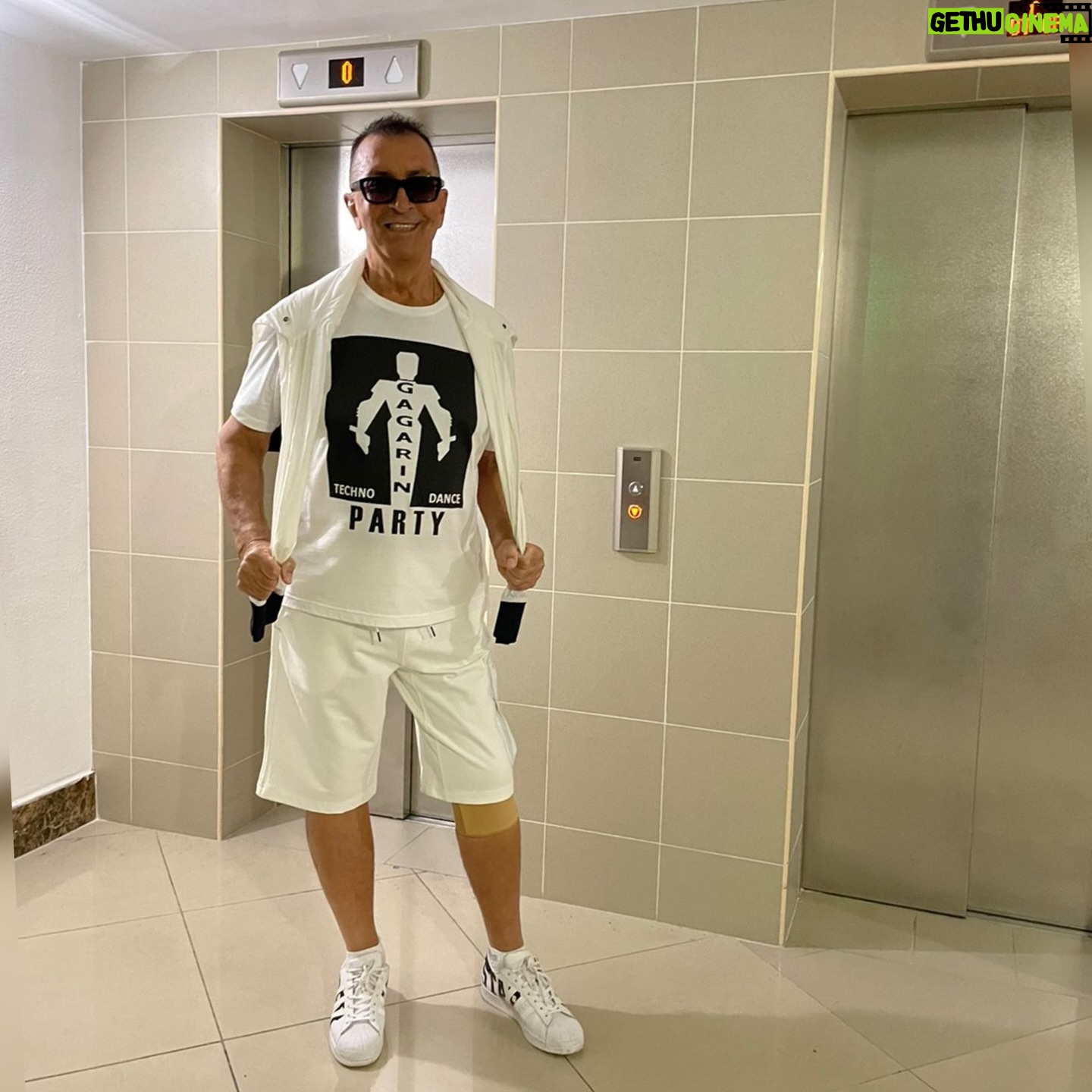 Aleksandr Buynov - 22.7K Likes - Привет, друзья! Кто-то на днях в комментариях написал, что я улетел на Мальдивы. Рассмешили. Я в родном и любимом Сочи. Лучше места и быть не может. Каждый год я приезжаю сюда и испытываю невероятный кайф: море, воздух, уличные музыканты, да и сама атмосфера непередаваема. Посетил концерт российского комика и юмориста, резидента Stand Up шоу – Ивана Абрамова. Ваня один из моих любимых артистов Comedy. И , конечно , вечерний Сочи шикарен. Всем советую, приезжайте, впереди бархатный сезон, а эта особая атмосфера отдыха. До встречи! #буйнов #отдых #сочи #лето #александрбуйнов #немальдивы #россия