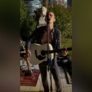 Aleksandr Buynov Instagram - Привет, друзья! Кто-то на днях в комментариях написал, что я улетел на Мальдивы. Рассмешили. Я в родном и любимом Сочи. Лучше места и быть не может. Каждый год я приезжаю сюда и испытываю невероятный кайф: море, воздух, уличные музыканты, да и сама атмосфера непередаваема. Посетил концерт российского комика и юмориста, резидента Stand Up шоу – Ивана Абрамова. Ваня один из моих любимых артистов Comedy. И , конечно , вечерний Сочи шикарен. Всем советую, приезжайте, впереди бархатный сезон, а эта особая атмосфера отдыха. До встречи! #буйнов #отдых #сочи #лето #александрбуйнов #немальдивы #россия
