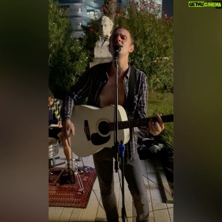 Aleksandr Buynov - 22.7K Likes - Привет, друзья! Кто-то на днях в комментариях написал, что я улетел на Мальдивы. Рассмешили. Я в родном и любимом Сочи. Лучше места и быть не может. Каждый год я приезжаю сюда и испытываю невероятный кайф: море, воздух, уличные музыканты, да и сама атмосфера непередаваема. Посетил концерт российского комика и юмориста, резидента Stand Up шоу – Ивана Абрамова. Ваня один из моих любимых артистов Comedy. И , конечно , вечерний Сочи шикарен. Всем советую, приезжайте, впереди бархатный сезон, а эта особая атмосфера отдыха. До встречи! #буйнов #отдых #сочи #лето #александрбуйнов #немальдивы #россия