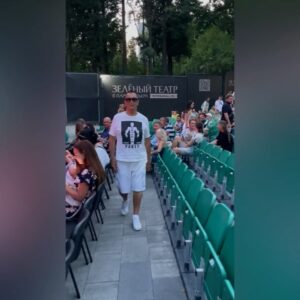 Aleksandr Buynov Instagram - Привет, друзья! Кто-то на днях в комментариях написал, что я улетел на Мальдивы. Рассмешили. Я в родном и любимом Сочи. Лучше места и быть не может. Каждый год я приезжаю сюда и испытываю невероятный кайф: море, воздух, уличные музыканты, да и сама атмосфера непередаваема. Посетил концерт российского комика и юмориста, резидента Stand Up шоу – Ивана Абрамова. Ваня один из моих любимых артистов Comedy. И , конечно , вечерний Сочи шикарен. Всем советую, приезжайте, впереди бархатный сезон, а эта особая атмосфера отдыха. До встречи! #буйнов #отдых #сочи #лето #александрбуйнов #немальдивы #россия