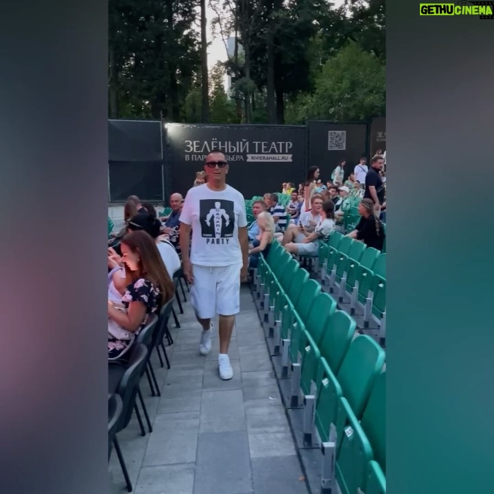 Aleksandr Buynov - 22.7K Likes - Привет, друзья! Кто-то на днях в комментариях написал, что я улетел на Мальдивы. Рассмешили. Я в родном и любимом Сочи. Лучше места и быть не может. Каждый год я приезжаю сюда и испытываю невероятный кайф: море, воздух, уличные музыканты, да и сама атмосфера непередаваема. Посетил концерт российского комика и юмориста, резидента Stand Up шоу – Ивана Абрамова. Ваня один из моих любимых артистов Comedy. И , конечно , вечерний Сочи шикарен. Всем советую, приезжайте, впереди бархатный сезон, а эта особая атмосфера отдыха. До встречи! #буйнов #отдых #сочи #лето #александрбуйнов #немальдивы #россия