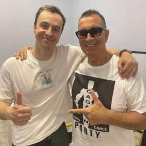 Aleksandr Buynov Instagram - Привет, друзья! Кто-то на днях в комментариях написал, что я улетел на Мальдивы. Рассмешили. Я в родном и любимом Сочи. Лучше места и быть не может. Каждый год я приезжаю сюда и испытываю невероятный кайф: море, воздух, уличные музыканты, да и сама атмосфера непередаваема. Посетил концерт российского комика и юмориста, резидента Stand Up шоу – Ивана Абрамова. Ваня один из моих любимых артистов Comedy. И , конечно , вечерний Сочи шикарен. Всем советую, приезжайте, впереди бархатный сезон, а эта особая атмосфера отдыха. До встречи! #буйнов #отдых #сочи #лето #александрбуйнов #немальдивы #россия