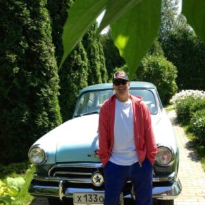 Aleksandr Buynov Instagram - Всем привет. Вот я и вернулся домой после поездки в Сочи. Как же классно дома: все цветет, близкие люди рядом, с любимой «ласточкой» сегодня вновь на прогулку отправлюсь . Красота. Природа за окном радует глаз не меньше, чем сочинские пейзажи. Все цвета, звуки и атмосферу юга мне удалось привнести в свою повседневную жизнь, превращая каждый миг в маленький праздник. На отдыхе получилось мысленно погрузится немного в творчество, чуть позже поделюсь идеями. А сейчас я готов наслаждаться простыми радостями дома: чашкой чая и бесконечными разговорами с близкими. А у Вас, дорогие мои, как проходит  август? #буйнов #дом #москва #пораработать #лето